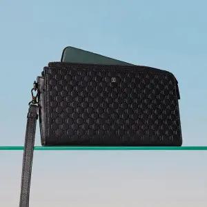 [닥스](강남점)DBWA6E360BK 핸드폰수납)[LOUIS][루이스] 블랙 수입가죽 루이스 엠보 DD 패턴 지퍼장지갑