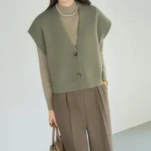 엄마옷 마담4060 투버튼오버핏니트조끼 중년여성 데일리 모던베이직-ZVE2510026-