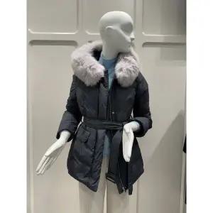 [ZOOC](김해점)(25년 겨울) 폭스퍼 숏 구스 다운 점퍼 Z254PSG801