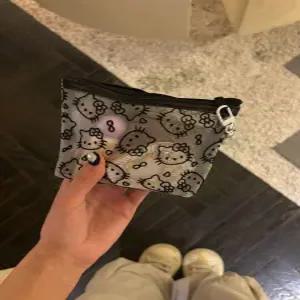 헬로키티 화장품 파우치 메이크업 가방 여행 동전 지갑 소품 보관 블랙 화이트 매쉬 미니