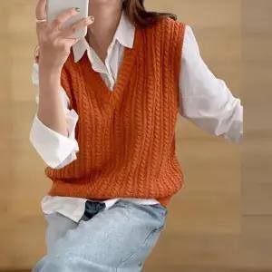 여성 브이넥 니트조끼 주황색 초록색 가을 개강 패션