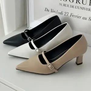 스트랩 포인트 미들힐 스퀘어 토 펌프스 6SS