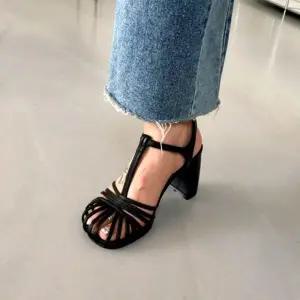 멀티 스트랩 토오픈 미들힐 여성 데일리 샌들 6SS