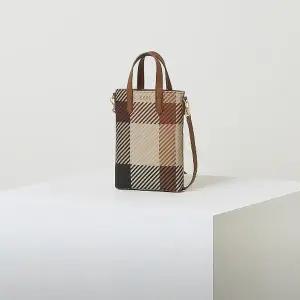 [닥스](강남점)DCWA2F501W2 [GREAT HOUSE CHECK PVC] 브라운 로고장식 가죽 미니크로스백