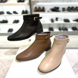 [닥스] DAKS 여성 3cm 몰드 쿠션창 심플 벨트 포인트라인 앵클 부츠  dib503