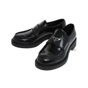 [프라다] FW25 남성 로고 브러쉬드 로퍼 2DE127 055 F0002