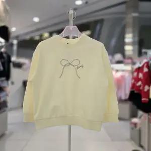 [로엠걸즈] 글리터 리본 스 셔츠 RGMA2613P. [P003750940]