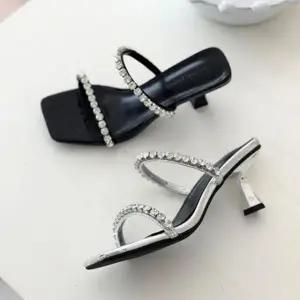 크리스탈 더블 스트랩 스퀘어 토 힐 샌들 6SS