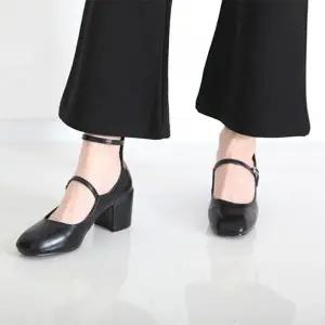 스트랩 장식 안정감있는 미들 블록힐 펌프스 5FWY