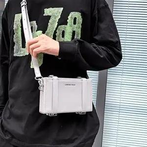 남녀공용 클래식 캐리어 크로스백 미니멀한 데일리템 (KYR-WB397D4)