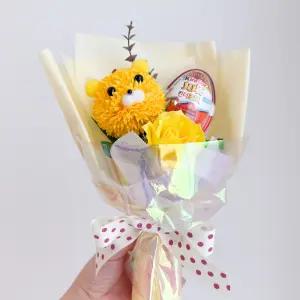 라이언 캐릭터폼폼 킨더조이꽃다발+메세지스티커 초콜렛 간식 비누 조화 꽃다발 단체 선물용 꽃 학교 학원