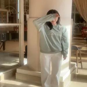 로투스 자수 맨투맨