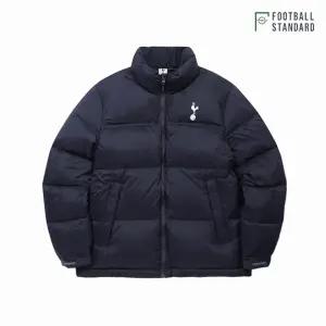 풋볼스탠다드 공용 토트넘 엠블럼 숏다운 점퍼 T4DJ401XNAV