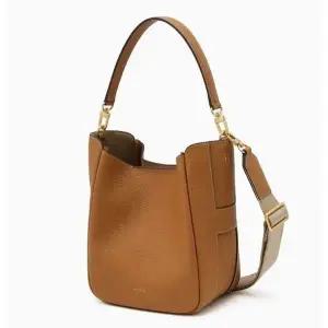 [NS홈쇼핑]헤지스핸드백 HIBA6E315W1 브라운 로고프린트 소가죽 토트백[35622799]