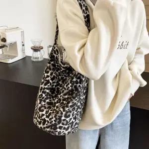 여성 호피 무늬 가벼운 숄더 백 원통 가방 아이보리