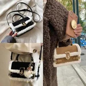 디얼무스스웨이드 퍼 털 겨울 여성 패딩 여성 구름백 보조 패션잡화 지갑 덤블 직장인 학생 스몰 슈베어 베