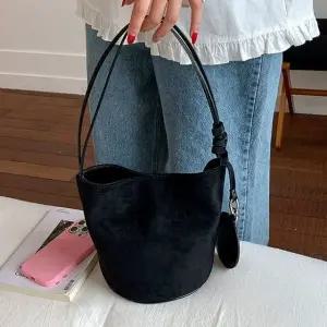 (쓰러담아) 스웨이드 원통 버킷백 가을 겨울 가방 숄더 (WFKBJM3)