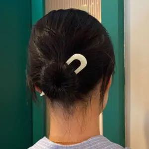 올림머리 뒤꽂이 유광 U자비녀 아이보리