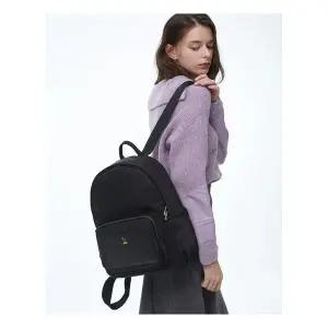 헤지스맨 룰429 헤지스 액세서리 여성 25SS 스테디셀러 블랙 단색 나일론 백팩 WIBA5E706BK 378038