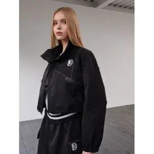 에고이스트 블랙 와펜 포인트 모크넥 숏 점퍼 EQ3OJP01 595723