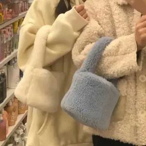 여자 대학생 20대 겨울 퍼 가방 뽀글이 토트 백 여성토트백 데일리가방쇼핑몰 여성토드백