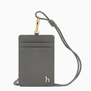 [NS홈쇼핑][헤지스ACC] HIHO5F602G2 [LEENA] 그레이 배색 가죽 목걸이카드홀더[35177936]