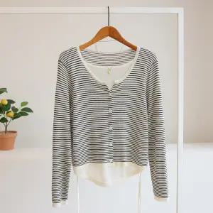 [잇수다] 에렙브 이중 레이어드 셔링 스트링 라운드 니트 가디건