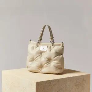 [지센] 여성 [피어로즈] 라벨 장식 패딩백 LAABO206_IV