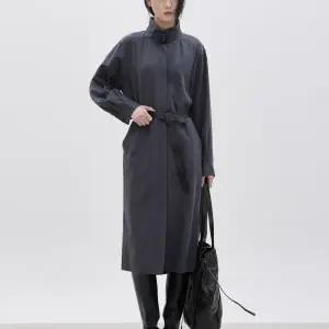 [롯데백화점]쥬크 벨티드 하이넥 트렌치 롱 원피스 Z261MSE003