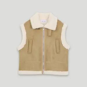 [코데즈컴바인](신세계 사우스시티) 하이넥 스웨이드 무스탕 조끼 (CKD-LE381WB)