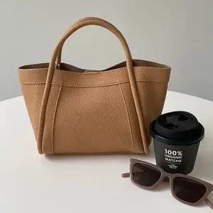 [다잇템] 여자 단추 핸들 미니멀리즘 자수 들러리룩 레더 5컬러 토트백