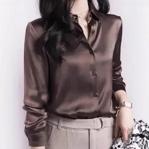 여성 데일룩 셔츠 무지데님 프렌치실크 청바지에 코디된 상의 오피스룩 힛템