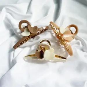 스티치 라인 더블 하트 라인 아크릴 헤어 집게핀