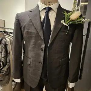 [킨록바이킨록앤더슨](신세계 사우스시티)아이스 쿨맥스 차콜 그레이 무광택 슬림핏 셋업정장(CFS72C2M2)