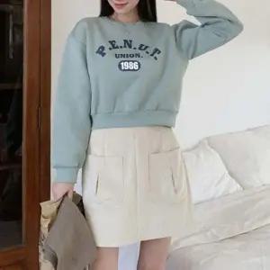 루즈핏 PENUT 크롭 기모 맨투맨 티셔츠 jj24415 여성겨울기모맨투맨 여자기모맨투맨 남아기모맨투맨