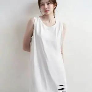 여성 트리플 커팅 나시 여유로운 실루엣 가볍고 신축성 좋은 소재 데일리 운동이나 일상 스타일