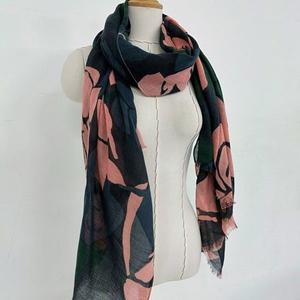 [신세계몰][애슬릿] 여성 빅 플라워 얇은 봄 간절기 목 스카프