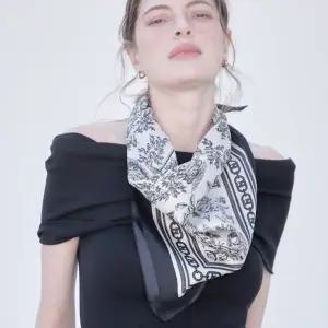 [헤지스](대전신세계)[24SS]Toile de Jouy 블랙 사각 실크 스카프 HISC4E300BK