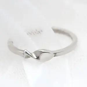 K42 92.5 실버 모던 웨이브 물고기 링 프리사이즈 은