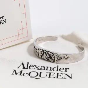 인그레이빙 AMQ 커브 남성팔찌 실버 607134 J160Y 0446