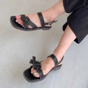 [하프클럽/알티피아]유니크 가죽꼬임스트랩 포인트 스퀘어쉐입 데일리샌들