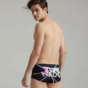 토네이도 네온 레이저 타이포 남성 숏사각 수영복 감각적인 스타일리시한 강습용 탄탄이