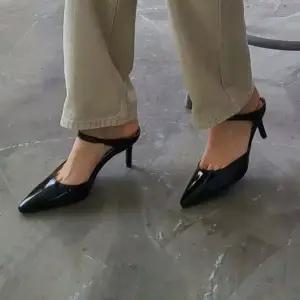 국내제작 뾰족코 트임 발등 스트랩 밴딩 뮬 슬리퍼힐Y