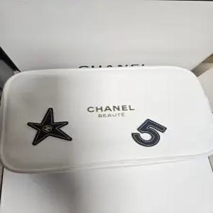 샤넬 뷰티 화이트 사각 골드 로고 파우치 & 패치세트 / 샤넬 뷰티 쇼핑백