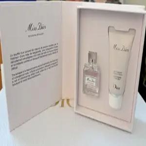 미스디올오드퍼퓸 5ml 바디밀크20ml 세트 / 디올쇼핑백