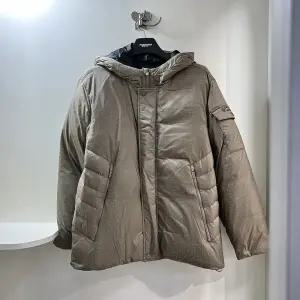 [행복한백화점][파사디]로고펀칭 다운 점퍼 모카 남성 Q23WWJ653X