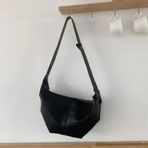 반달 포인트 멋스러운 여성 소프트 퀄리티 크로스백