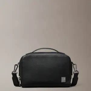 [롯데백화점]캘빈클라인 남성 하드웨어 엠블럼 카메라 백(4D3291G-UB1)