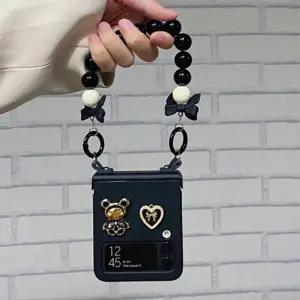 유니블링 갤럭시 z플립 3 4 곰돌이 하트 비즈 스트랩 케이스