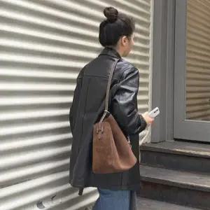 [헤지스](광주신세계)[H-EDGE][인기급상승] 엣지백 시그니처 H 브라운 스웨이드 숄더 M HIBA5F337W3